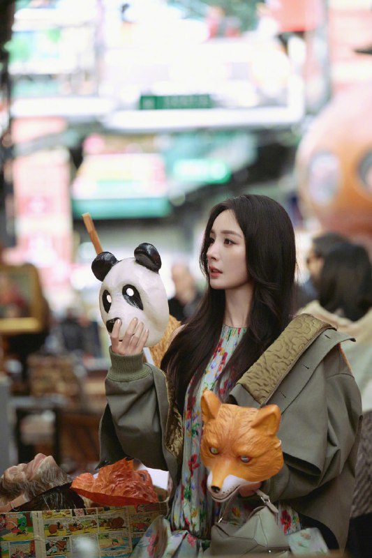 #杨幂 巴黎时装周外拍，超绝明艳 @dilirb_bot#杨幂 巴黎时装周外拍，超绝明艳 @dilirb_bot