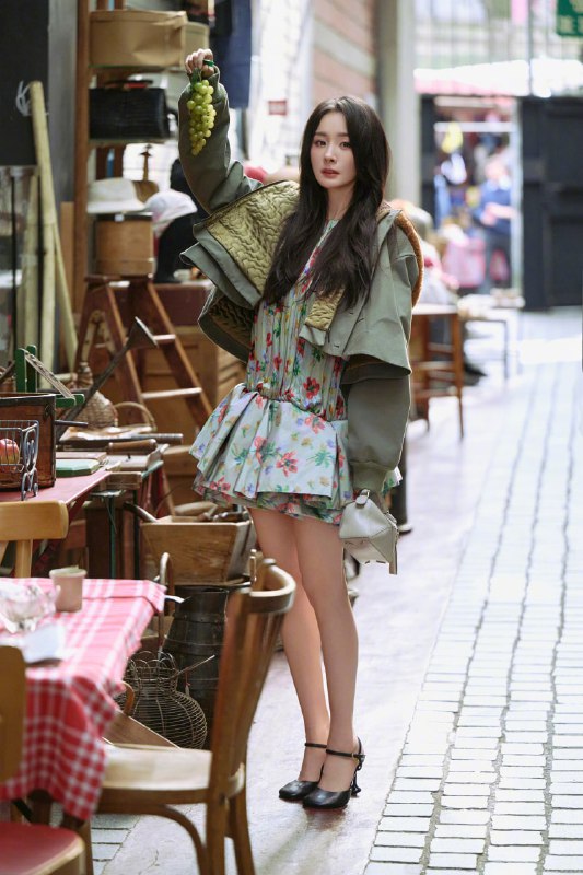 #杨幂 巴黎时装周外拍，超绝明艳 @dilirb_bot#杨幂 巴黎时装周外拍，超绝明艳 @dilirb_bot