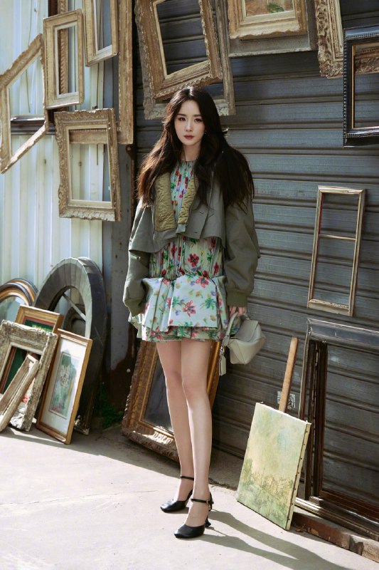 #杨幂 巴黎时装周外拍，超绝明艳 @dilirb_bot#杨幂 巴黎时装周外拍，超绝明艳 @dilirb_bot