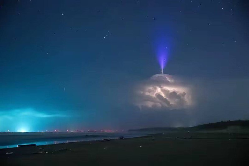 广东汕尾陆丰市职业摄影师辛宏彪在拍摄银河时，偶然记录到概率小于万分之一的蓝色喷流闪电